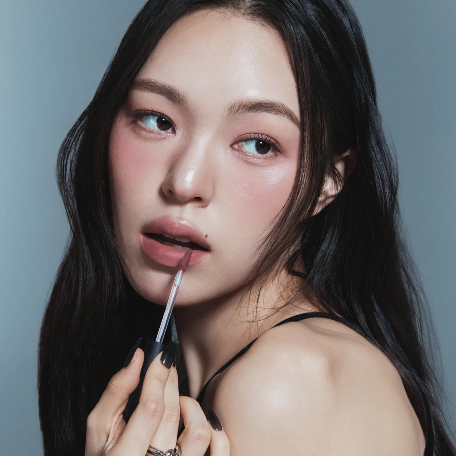 MUZIGAE MANSION Tie Up Cover Tint in sculpted knot tube with soft matte mousse formula